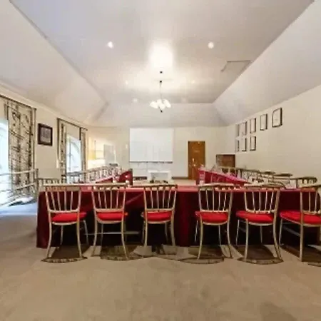 Chateau D'ermenonville 호텔